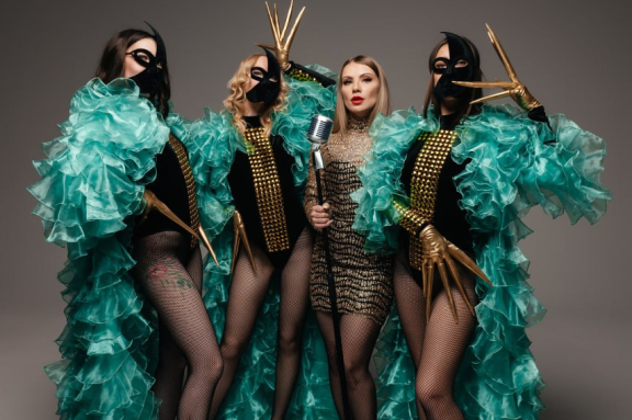 В джазе только девушки