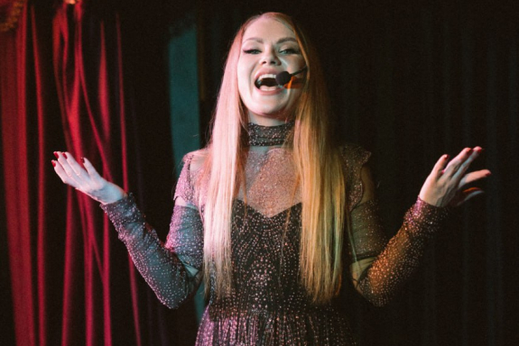 &Ncy;&ocy;&vcy;&ocy;&gcy;&ocy;&dcy;&ncy;&yacy;&yacy; &ncy;&ocy;&chcy;&softcy; &vcy; &tcy;&iecy;&acy;&tcy;&rcy;&iecy; "&Dcy;&acy;&ncy;&icy;&lcy;&icy;&ncy;"