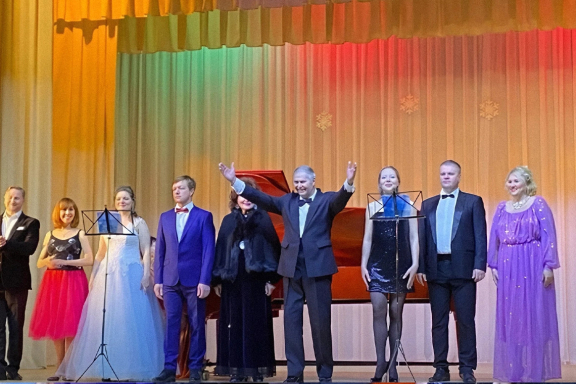 &Ecy;&ncy;&tcy;&ucy;&zcy;&icy;&acy;&scy;&tcy;&ycy; &kcy;&ucy;&lcy;&softcy;&tcy;&ucy;&rcy;&ycy; &ndash; &scy;&ocy;&lcy;&icy;&scy;&tcy;&ycy; &ndash; &ocy;&pcy;&iecy;&rcy;&ncy;&ycy;&iecy; &pcy;&iecy;&vcy;&tscy;&ycy;&colon; "&Dcy;&acy;&vcy;&acy;&jcy; &pcy;&ocy;&zhcy;&mcy;&iecy;&mcy; &dcy;&rcy;&ucy;&gcy; &dcy;&rcy;&ucy;&gcy;&ucy; &rcy;&ucy;&kcy;&icy;"