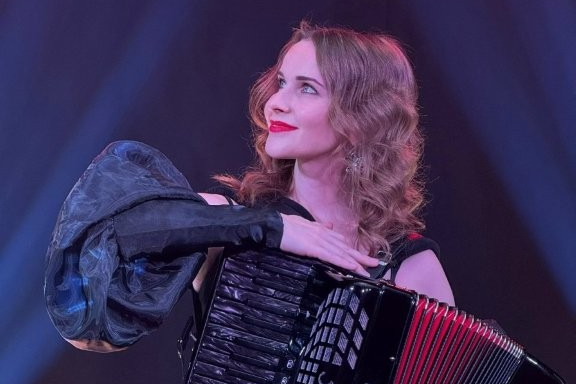 &Bcy;&ocy;&lcy;&softcy;&shcy;&icy;&iecy; &gcy;&acy;&scy;&tcy;&rcy;&ocy;&lcy;&icy;&colon; "&Pcy;&rcy;&acy;&zcy;&dcy;&ncy;&icy;&chcy;&ncy;&ycy;&jcy; &kcy;&ocy;&ncy;&tscy;&iecy;&rcy;&tcy;"&period;