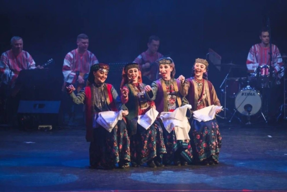 &Bcy;&ocy;&lcy;&softcy;&shcy;&icy;&iecy; &gcy;&acy;&scy;&tcy;&rcy;&ocy;&lcy;&icy;&colon; &Mcy;&ucy;&zcy;&ycy;&kcy;&acy;&lcy;&softcy;&ncy;&ocy;-&khcy;&ocy;&rcy;&iecy;&ocy;&gcy;&rcy;&acy;&fcy;&icy;&chcy;&iecy;&scy;&kcy;&icy;&jcy; &scy;&pcy;&iecy;&kcy;&tcy;&acy;&kcy;&lcy;&softcy; "&Ncy;&acy;&rcy;&ocy;&dcy;&ncy;&ycy;&jcy; &scy;&kcy;&acy;&zcy; &ocy; &Pcy;&iecy;&rcy;&mcy;&icy; &Vcy;&iecy;&lcy;&icy;&kcy;&ocy;&jcy;"