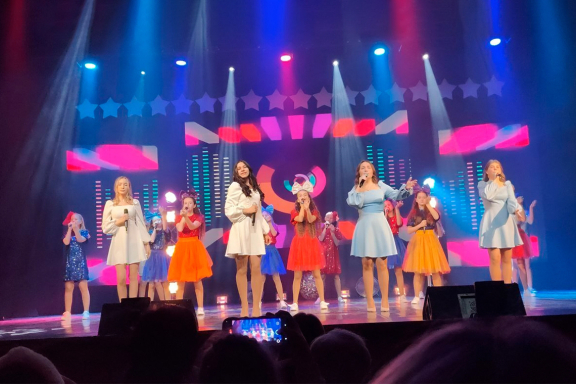 &YUcy;&bcy;&icy;&lcy;&iecy;&jcy;&ncy;&ycy;&jcy; &kcy;&ocy;&ncy;&tscy;&iecy;&rcy;&tcy; &scy;&tcy;&ucy;&dcy;&icy;&icy; &ecy;&scy;&tcy;&rcy;&acy;&dcy;&ncy;&ocy;&gcy;&ocy; &vcy;&ocy;&kcy;&acy;&lcy;&acy; &laquo;&Vcy;&ocy;&yacy;&zhcy;&raquo; &laquo;&Mcy;&ycy; &vcy;&mcy;&iecy;&scy;&tcy;&iecy;&excl;&raquo;