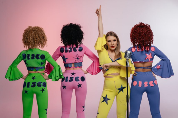 В джазе только девушки