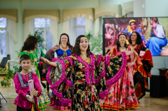 &Acy;&ncy;&scy;&acy;&mcy;&bcy;&lcy;&softcy; &pcy;&iecy;&scy;&ncy;&icy; &icy; &tcy;&acy;&ncy;&tscy;&acy; &laquo;&Rcy;&ocy;&mcy;&ecy;&ncy;&raquo;&period; &Icy;&mcy;&mcy;&iecy;&rcy;&scy;&icy;&vcy;&ncy;&ycy;&jcy; &vcy;&iecy;&chcy;&iecy;&rcy; &laquo;&TScy;&ycy;&gcy;&acy;&ncy;&scy;&kcy;&icy;&jcy; &kcy;&rcy;&ucy;&gcy;&raquo;