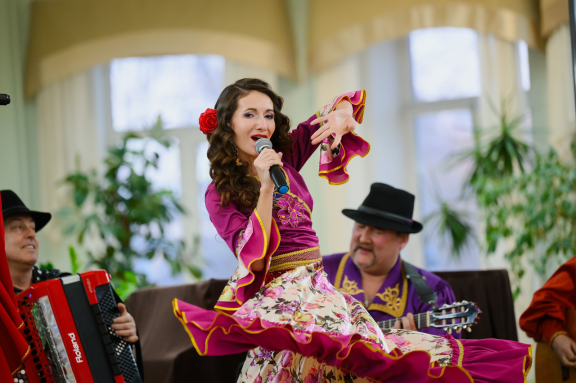 &Acy;&ncy;&scy;&acy;&mcy;&bcy;&lcy;&softcy; &pcy;&iecy;&scy;&ncy;&icy; &icy; &tcy;&acy;&ncy;&tscy;&acy; &laquo;&Rcy;&ocy;&mcy;&ecy;&ncy;&raquo;&period; &Icy;&mcy;&mcy;&iecy;&rcy;&scy;&icy;&vcy;&ncy;&ycy;&jcy; &vcy;&iecy;&chcy;&iecy;&rcy; &laquo;&TScy;&ycy;&gcy;&acy;&ncy;&scy;&kcy;&icy;&jcy; &kcy;&rcy;&ucy;&gcy;&raquo;