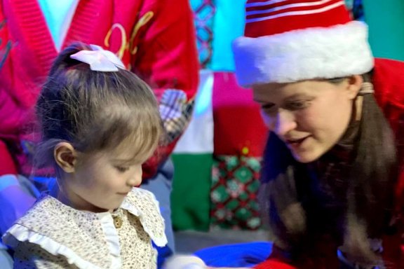 Молодёжный театр "ТеМа". Свето-теневой спектакль "Снеговик-почтовик"