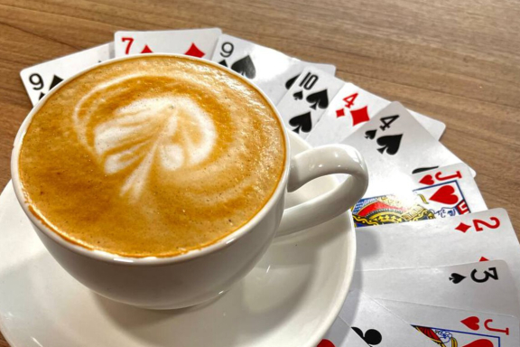 "&Kcy;&ocy;&lcy;&ocy;&dcy;&acy; &kcy;&acy;&rcy;&tcy; &icy; &chcy;&acy;&shcy;&kcy;&acy; &kcy;&ocy;&fcy;&iecy;" &lpar;&vcy;&iecy;&chcy;&iecy;&rcy; &mcy;&icy;&kcy;&rcy;&ocy;&mcy;&acy;&gcy;&icy;&icy;&rpar;