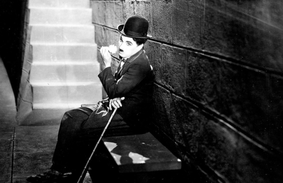 &Ncy;&iecy;&mcy;&ocy;&iecy; &kcy;&icy;&ncy;&ocy; &vcy; &Tcy;&rcy;&icy;&ucy;&mcy;&fcy;&iecy;&colon; &CHcy;&acy;&pcy;&lcy;&icy;&ncy;&period; &laquo;&Ocy;&gcy;&ncy;&icy; &bcy;&ocy;&lcy;&softcy;&shcy;&ocy;&gcy;&ocy; &gcy;&ocy;&rcy;&ocy;&dcy;&acy;&raquo; &lpar;1931&rpar;