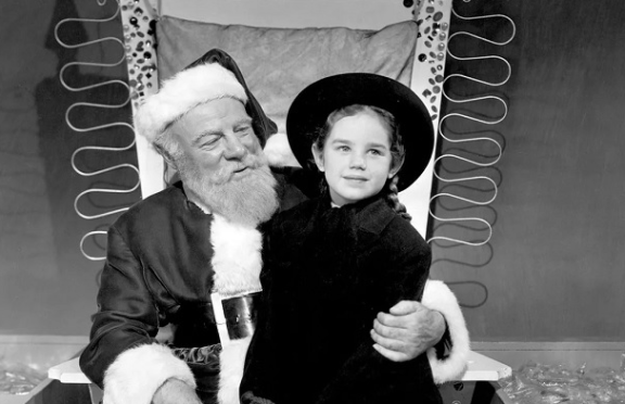 &Ncy;&ocy;&vcy;&ocy;&gcy;&ocy;&dcy;&ncy;&icy;&jcy; &kcy;&icy;&ncy;&ocy;&dcy;&iecy;&ncy;&softcy;&colon; &laquo;&CHcy;&ucy;&dcy;&ocy; &ncy;&acy; 34-&jcy; &ucy;&lcy;&icy;&tscy;&iecy;&raquo;&comma; 1947 &gcy;&period;