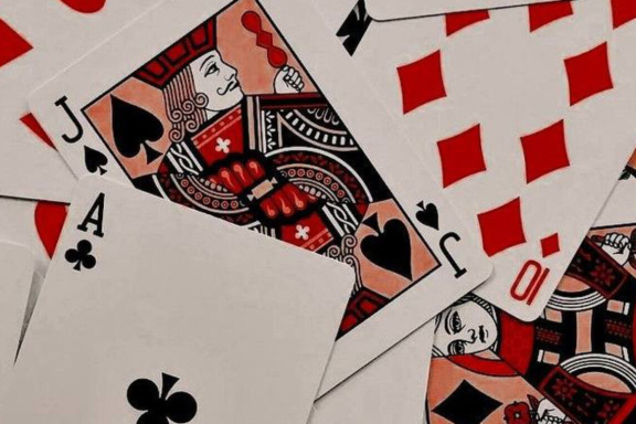 Колода карт и бокал шампанского