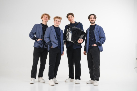 &Bcy;&ocy;&lcy;&softcy;&shcy;&icy;&iecy; &gcy;&acy;&scy;&tcy;&rcy;&ocy;&lcy;&icy;&colon; "&Pcy;&rcy;&acy;&zcy;&dcy;&ncy;&icy;&chcy;&ncy;&ycy;&jcy; &kcy;&ocy;&ncy;&tscy;&iecy;&rcy;&tcy;"