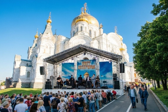 &Fcy;&iecy;&scy;&tcy;&icy;&vcy;&acy;&lcy;&softcy; &vcy; &Bcy;&iecy;&lcy;&ocy;&gcy;&ocy;&rcy;&scy;&kcy;&ocy;&mcy; &mcy;&ocy;&ncy;&acy;&scy;&tcy;&ycy;&rcy;&iecy;