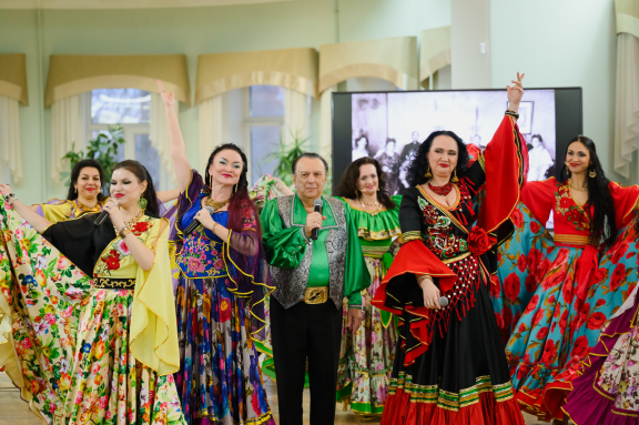 &Acy;&ncy;&scy;&acy;&mcy;&bcy;&lcy;&softcy; &pcy;&iecy;&scy;&ncy;&icy; &icy; &tcy;&acy;&ncy;&tscy;&acy; &laquo;&Rcy;&ocy;&mcy;&ecy;&ncy;&raquo;&period; &Icy;&mcy;&mcy;&iecy;&rcy;&scy;&icy;&vcy;&ncy;&ycy;&jcy; &vcy;&iecy;&chcy;&iecy;&rcy; &laquo;&TScy;&ycy;&gcy;&acy;&ncy;&scy;&kcy;&icy;&jcy; &kcy;&rcy;&ucy;&gcy;&raquo;