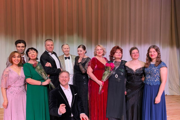 &Ecy;&ncy;&tcy;&ucy;&zcy;&icy;&acy;&scy;&tcy;&ycy; &kcy;&ucy;&lcy;&softcy;&tcy;&ucy;&rcy;&ycy; &ndash; &scy;&ocy;&lcy;&icy;&scy;&tcy;&ycy; &ndash; &ocy;&pcy;&iecy;&rcy;&ncy;&ycy;&iecy; &pcy;&iecy;&vcy;&tscy;&ycy;&colon; "&Dcy;&acy;&vcy;&acy;&jcy; &pcy;&ocy;&zhcy;&mcy;&iecy;&mcy; &dcy;&rcy;&ucy;&gcy; &dcy;&rcy;&ucy;&gcy;&ucy; &rcy;&ucy;&kcy;&icy;"