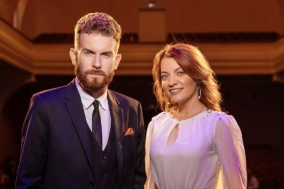 &Bcy;&ocy;&lcy;&softcy;&shcy;&icy;&iecy; &gcy;&acy;&scy;&tcy;&rcy;&ocy;&lcy;&icy;&colon; "&Pcy;&rcy;&acy;&zcy;&dcy;&ncy;&icy;&chcy;&ncy;&ycy;&jcy; &kcy;&ocy;&ncy;&tscy;&iecy;&rcy;&tcy;"&period;