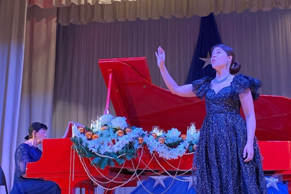 &Ecy;&ncy;&tcy;&ucy;&zcy;&icy;&acy;&scy;&tcy;&ycy; &kcy;&ucy;&lcy;&softcy;&tcy;&ucy;&rcy;&ycy; &ndash; &scy;&ocy;&lcy;&icy;&scy;&tcy;&ycy; &ndash; &ocy;&pcy;&iecy;&rcy;&ncy;&ycy;&iecy; &pcy;&iecy;&vcy;&tscy;&ycy;&colon; "&Dcy;&acy;&vcy;&acy;&jcy; &pcy;&ocy;&zhcy;&mcy;&iecy;&mcy; &dcy;&rcy;&ucy;&gcy; &dcy;&rcy;&ucy;&gcy;&ucy; &rcy;&ucy;&kcy;&icy;"