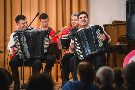 &Ocy;&rcy;&kcy;&iecy;&scy;&tcy;&rcy; &acy;&ncy;&scy;&acy;&mcy;&bcy;&lcy;&yacy; &ncy;&acy;&rcy;&ocy;&dcy;&ncy;&ocy;&jcy; &mcy;&ucy;&zcy;&ycy;&kcy;&icy; &icy; &tcy;&acy;&ncy;&tscy;&acy; &laquo;&YAcy;&rcy;&mcy;&acy;&rcy;&kcy;&acy;&raquo; &icy; &Acy;&ncy;&dcy;&rcy;&iecy;&jcy; &Dcy;&yucy;&zhcy;&iecy;&ncy;&kcy;&ocy;&vcy;