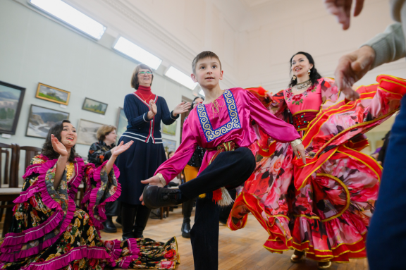 &Acy;&ncy;&scy;&acy;&mcy;&bcy;&lcy;&softcy; &pcy;&iecy;&scy;&ncy;&icy; &icy; &tcy;&acy;&ncy;&tscy;&acy; &laquo;&Rcy;&ocy;&mcy;&ecy;&ncy;&raquo;&period; &Icy;&mcy;&mcy;&iecy;&rcy;&scy;&icy;&vcy;&ncy;&ycy;&jcy; &vcy;&iecy;&chcy;&iecy;&rcy; &laquo;&TScy;&ycy;&gcy;&acy;&ncy;&scy;&kcy;&icy;&jcy; &kcy;&rcy;&ucy;&gcy;&raquo;