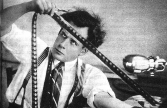 &Ncy;&iecy;&mcy;&ocy;&iecy; &kcy;&icy;&ncy;&ocy; &vcy; &Tcy;&rcy;&icy;&ucy;&mcy;&fcy;&iecy;&colon; &Ecy;&jcy;&zcy;&iecy;&ncy;&shcy;&tcy;&iecy;&jcy;&ncy;&period; &laquo;&Bcy;&rcy;&ocy;&ncy;&iecy;&ncy;&ocy;&scy;&iecy;&tscy; &laquo;&Pcy;&ocy;&tcy;&iecy;&mcy;&kcy;&icy;&ncy;&raquo; &lpar;1925&rpar;