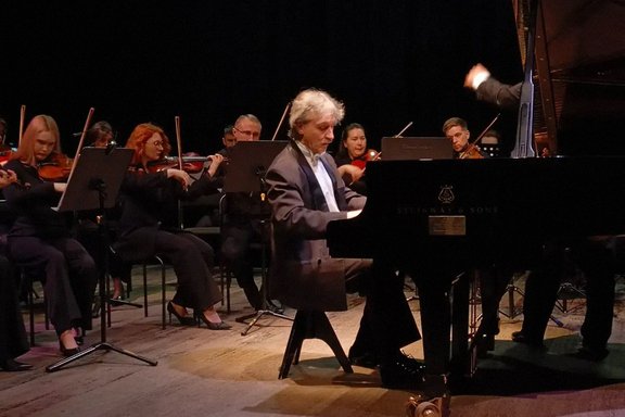 &Kcy;&acy;&mcy;&iecy;&rcy;&ncy;&ycy;&jcy; &ocy;&rcy;&kcy;&iecy;&scy;&tcy;&rcy; &laquo;&Ocy;&rcy;&fcy;&iecy;&jcy;&raquo; Concerto&period; Mozart &lpar;&Kcy;&ocy;&ncy;&chcy;&iecy;&rcy;&tcy;&ocy;&period; &Mcy;&ocy;&tscy;&acy;&rcy;&tcy;&rpar;