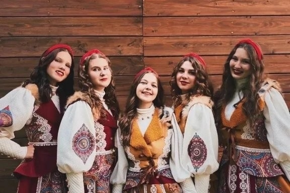 &Bcy;&ocy;&lcy;&softcy;&shcy;&icy;&iecy; &gcy;&acy;&scy;&tcy;&rcy;&ocy;&lcy;&icy;&colon; &Fcy;&ocy;&lcy;&kcy;-&gcy;&rcy;&ucy;&pcy;&pcy;&acy; &laquo;&Gcy;&rcy;&ucy;&shcy;&acy;&raquo; &icy; &Acy;&rcy;&tcy;&ucy;&rcy; &Acy;&bcy;&acy;&iecy;&vcy;