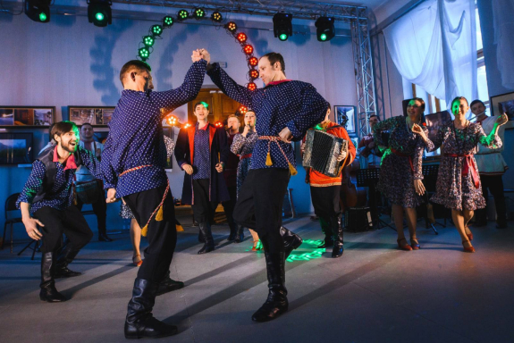 &Acy;&ncy;&scy;&acy;&mcy;&bcy;&lcy;&softcy; &ncy;&acy;&rcy;&ocy;&dcy;&ncy;&ocy;&jcy; &mcy;&ucy;&zcy;&ycy;&kcy;&icy; &icy; &tcy;&acy;&ncy;&tscy;&acy; &laquo;&YAcy;&rcy;&mcy;&acy;&rcy;&kcy;&acy;&raquo;&colon; &Mcy;&acy;&scy;&lcy;&iecy;&ncy;&icy;&chcy;&ncy;&ycy;&iecy; &pcy;&ocy;&scy;&icy;&dcy;&iecy;&lcy;&kcy;&icy; &laquo;&Kcy;&acy;&kcy; &ucy; &ncy;&acy;&shcy;&icy;&khcy; &ucy; &vcy;&ocy;&rcy;&ocy;&tcy;&raquo;