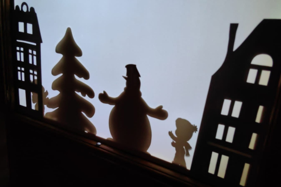 Молодёжный театр "ТеМа". Свето-теневой спектакль "Снеговик-почтовик"