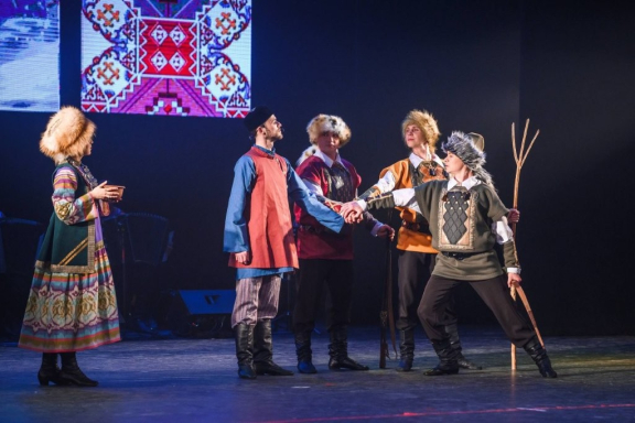 &Bcy;&ocy;&lcy;&softcy;&shcy;&icy;&iecy; &gcy;&acy;&scy;&tcy;&rcy;&ocy;&lcy;&icy;&colon; &Mcy;&ucy;&zcy;&ycy;&kcy;&acy;&lcy;&softcy;&ncy;&ocy;-&khcy;&ocy;&rcy;&iecy;&ocy;&gcy;&rcy;&acy;&fcy;&icy;&chcy;&iecy;&scy;&kcy;&icy;&jcy; &scy;&pcy;&iecy;&kcy;&tcy;&acy;&kcy;&lcy;&softcy; "&Ncy;&acy;&rcy;&ocy;&dcy;&ncy;&ycy;&jcy; &scy;&kcy;&acy;&zcy; &ocy; &Pcy;&iecy;&rcy;&mcy;&icy; &Vcy;&iecy;&lcy;&icy;&kcy;&ocy;&jcy;"