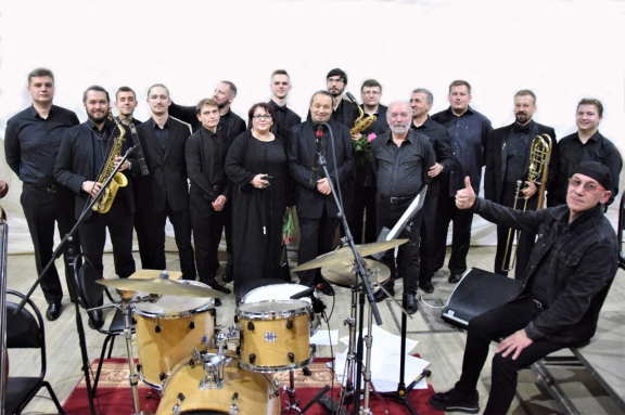 ХХ музыкальный фестиваль «Джаз-лихорадка». Уникальный «Биг-бенд» Урала — проект Виталия Владимирова с участием вокалистки Ирины Остин, ансамбль «Аристократ», эстрадно-джазовый коллектив «Art & Cool»