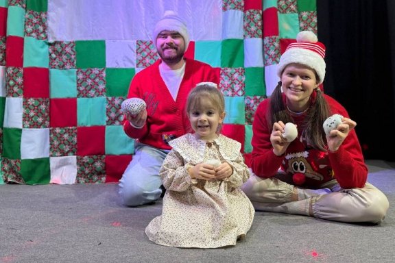 Молодёжный театр "ТеМа". Свето-теневой спектакль "Снеговик-почтовик"