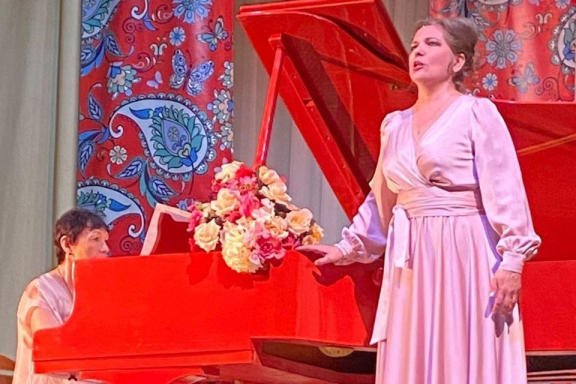 &Ecy;&ncy;&tcy;&ucy;&zcy;&icy;&acy;&scy;&tcy;&ycy; &kcy;&ucy;&lcy;&softcy;&tcy;&ucy;&rcy;&ycy; &ndash; &scy;&ocy;&lcy;&icy;&scy;&tcy;&ycy; &ndash; &ocy;&pcy;&iecy;&rcy;&ncy;&ycy;&iecy; &pcy;&iecy;&vcy;&tscy;&ycy;&colon; "&Dcy;&acy;&vcy;&acy;&jcy; &pcy;&ocy;&zhcy;&mcy;&iecy;&mcy; &dcy;&rcy;&ucy;&gcy; &dcy;&rcy;&ucy;&gcy;&ucy; &rcy;&ucy;&kcy;&icy;"